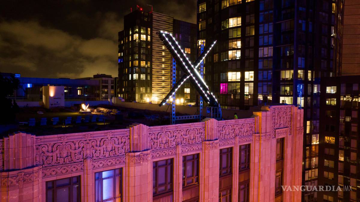 $!Trabajadores instalan luces en un letrero con la letra X en lo alto de la sede de la empresa en el centro de San Francisco el 28 de julio de 2023.