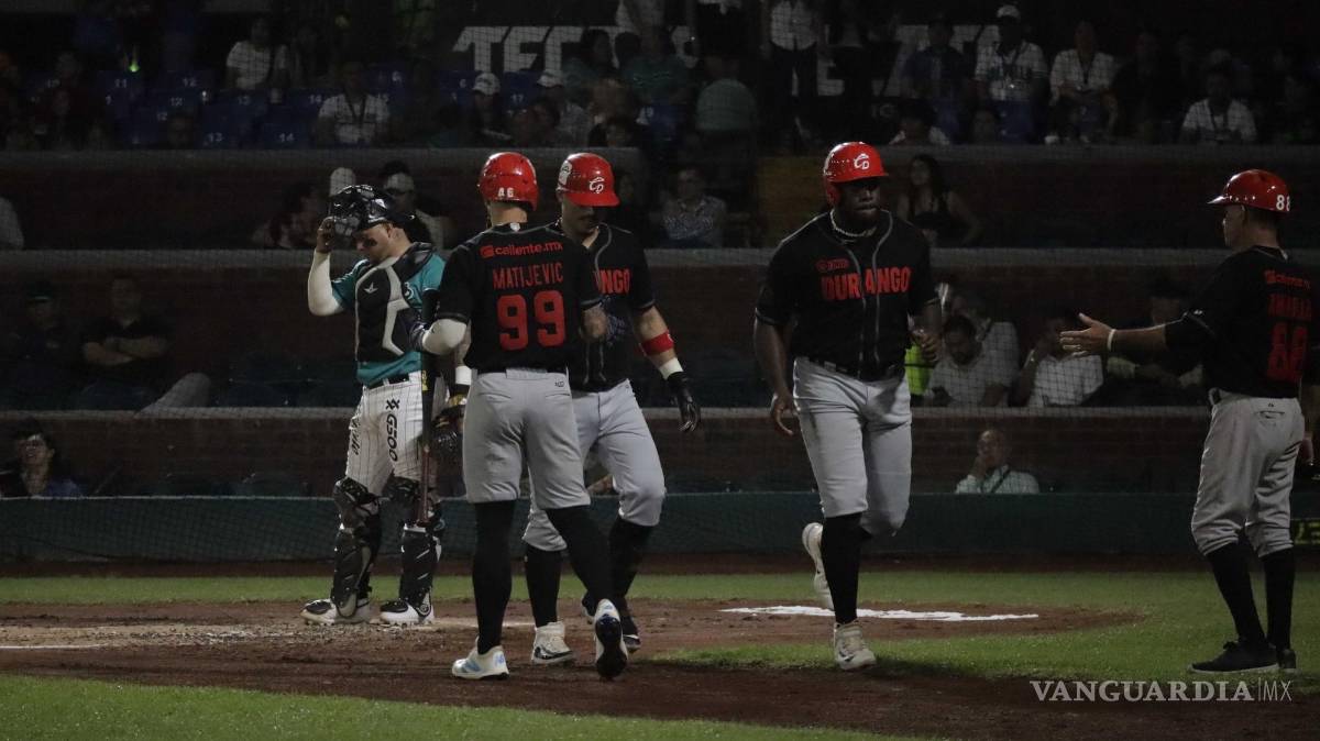 $!En un juego reñido, los Calientes tomaron la delantera temprano con un cuadrangular de Juan Uriarte, pero los Saraperos respondieron rápidamente.