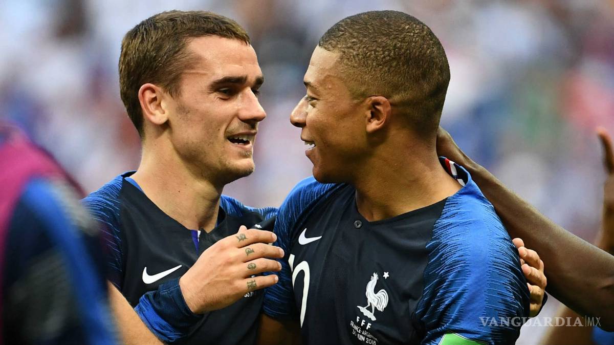 $!Le ponen Griezmann Mbappé a su hijo y se meten en problemas legales