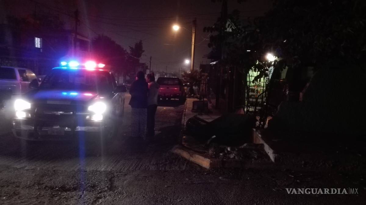 $!Auto tumba fachada y huye