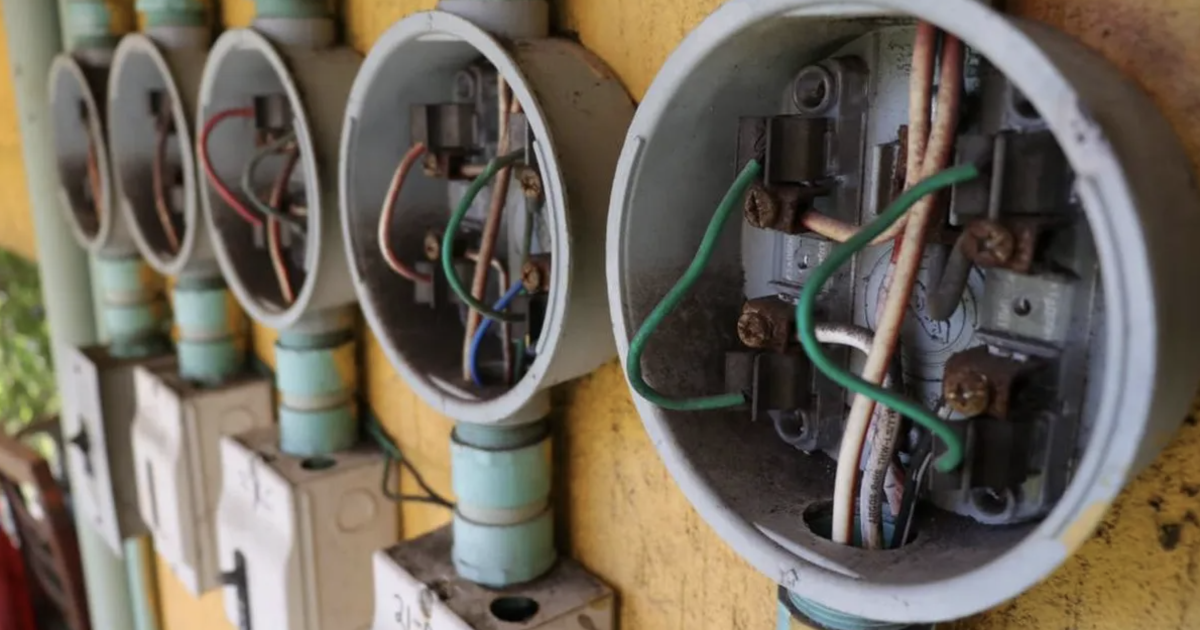 CFE advierte: Multa y cárcel por colocar un “diablito” para robar luz