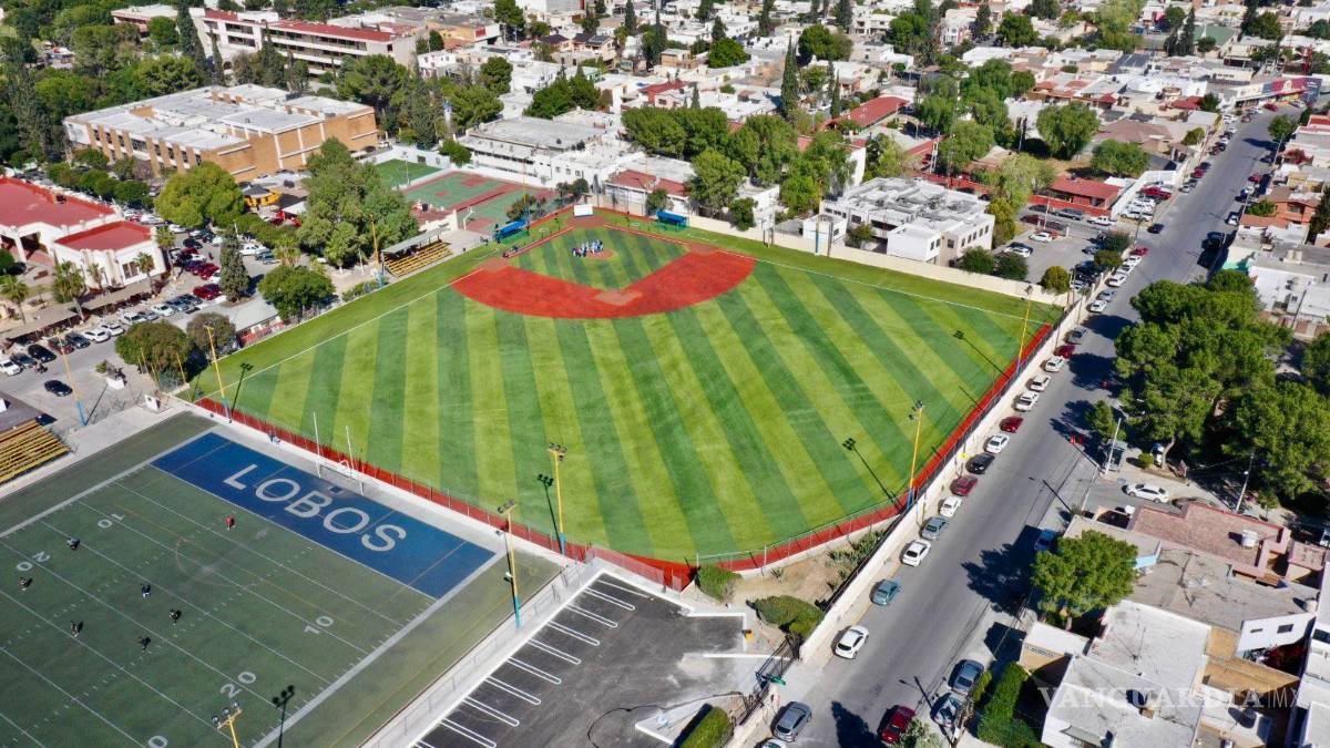 $!El campo de beisbol se encuentra a la altura de los mejores del País, dijo Virgilio Verduzco Echeverría, director de Infraestructura y Obra Pública.