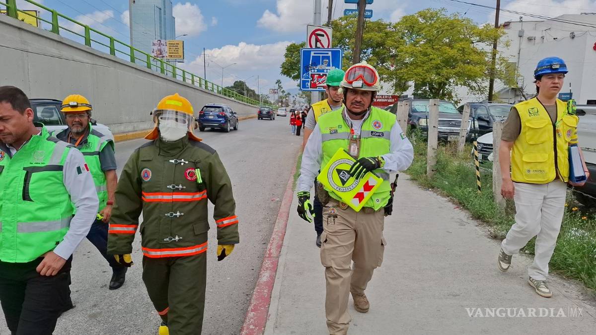 $!Las brigadas de emergencia del IMSS realizaron las acciones de repliegue y desalojo como parte del simulacro.