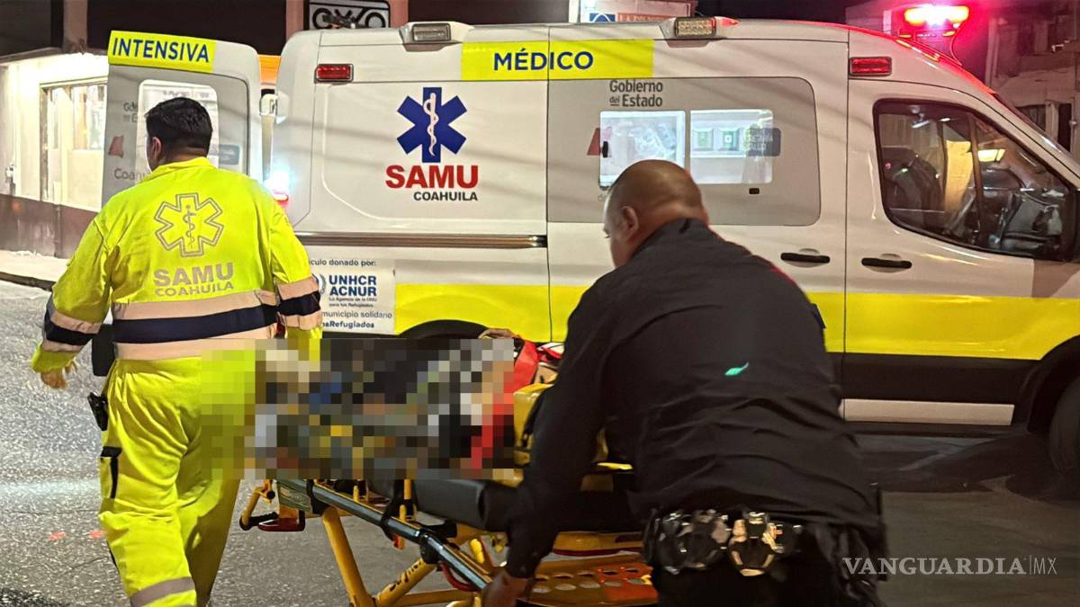 $!Paramédicos del SAMUR valoraron al conductor con múltiples fracturas en el cráneo y lo trasladaron de inmediato al hospital.