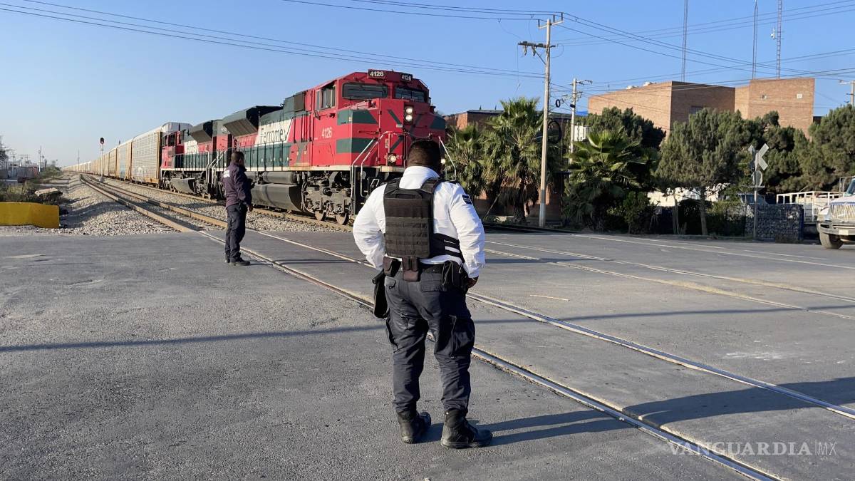 Saltillo: conductor intenta ganarle el paso al tren y sufre fuerte choque