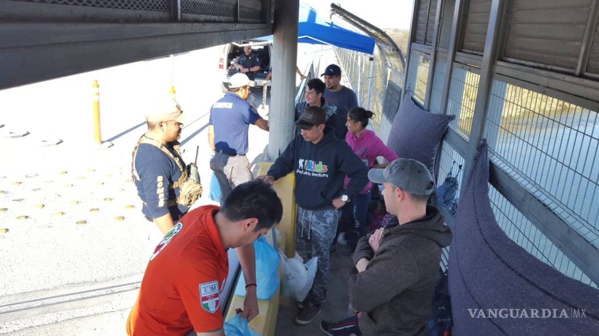 $!Migrantes cubanos y africanos llegan a Acuña