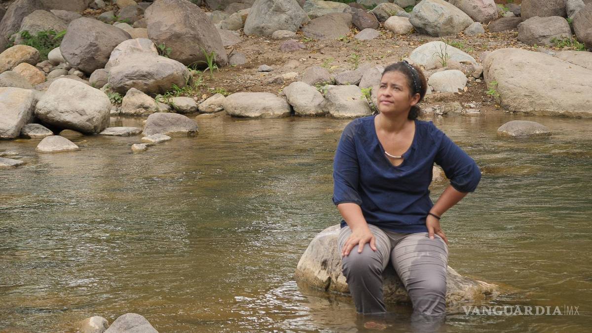$!Fotografía cedida por Global Witnes con fecha del 4 de julio de 2021 de Juana Zúniga en el río Guapinol, en el pueblo de Guapinol, ubicado en el valle del Bajo Aguán en el norte de Honduras. Juana Zúniga es miembro de la comunidad Guapinol y del Comité Municipal de Tocoa, Colón (Municipal Comité de Tocoa, Colón), por la defensa de los recursos naturales. EFE/ María Aguilar/Iolany Pérez/Global Witness