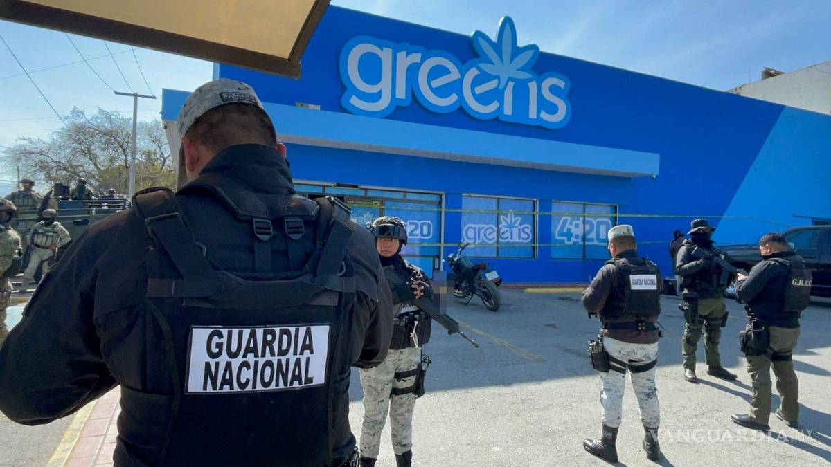 $!Corporaciones federales y estatales realizaron una revisión en un comercio de derivados de la marihuana en la colonia Topo Chico.