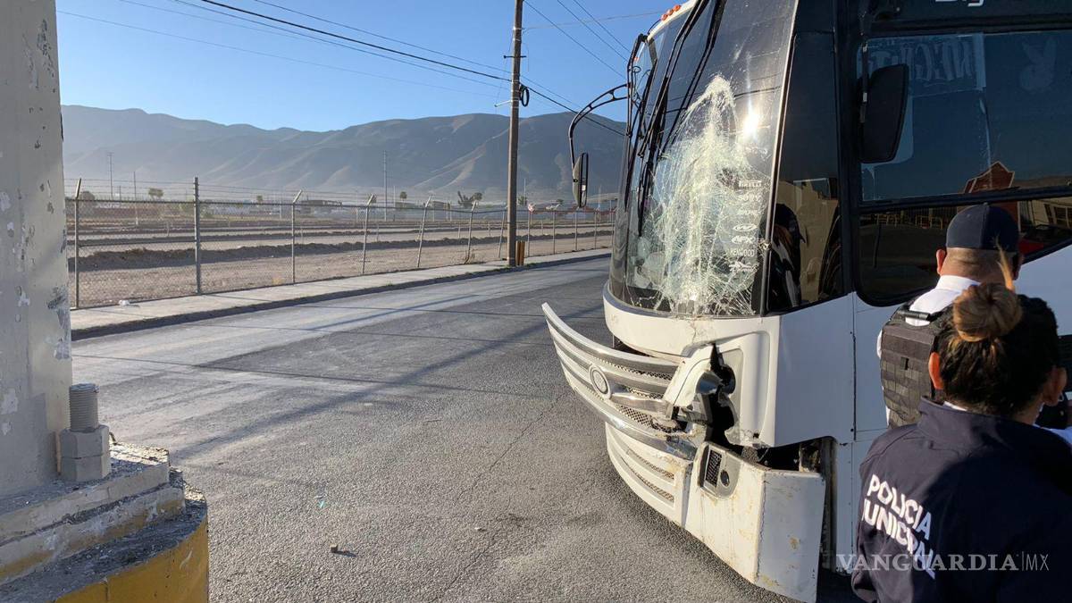 Choca y abandona su camión frente a Centro de Gobierno de Saltillo