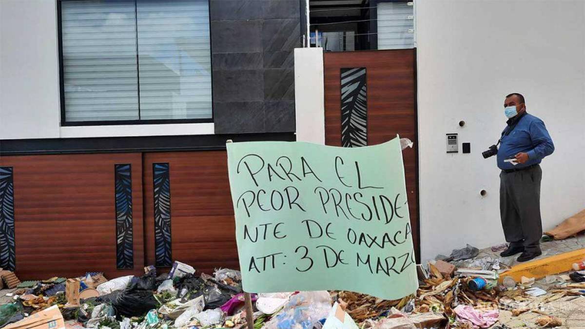 Trabajadores de limpia tiran basura afuera de casa del alcalde en ...