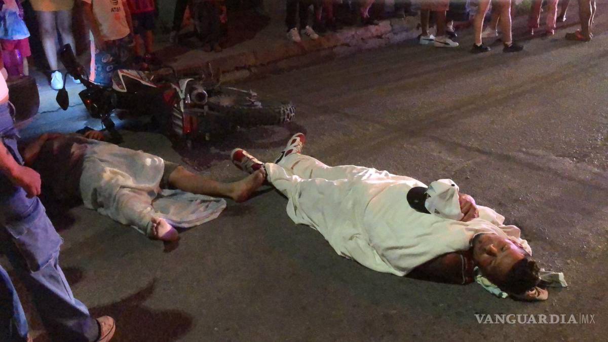 $!Los motociclistas terminaron sobre la carpeta asfáltica lesionados.