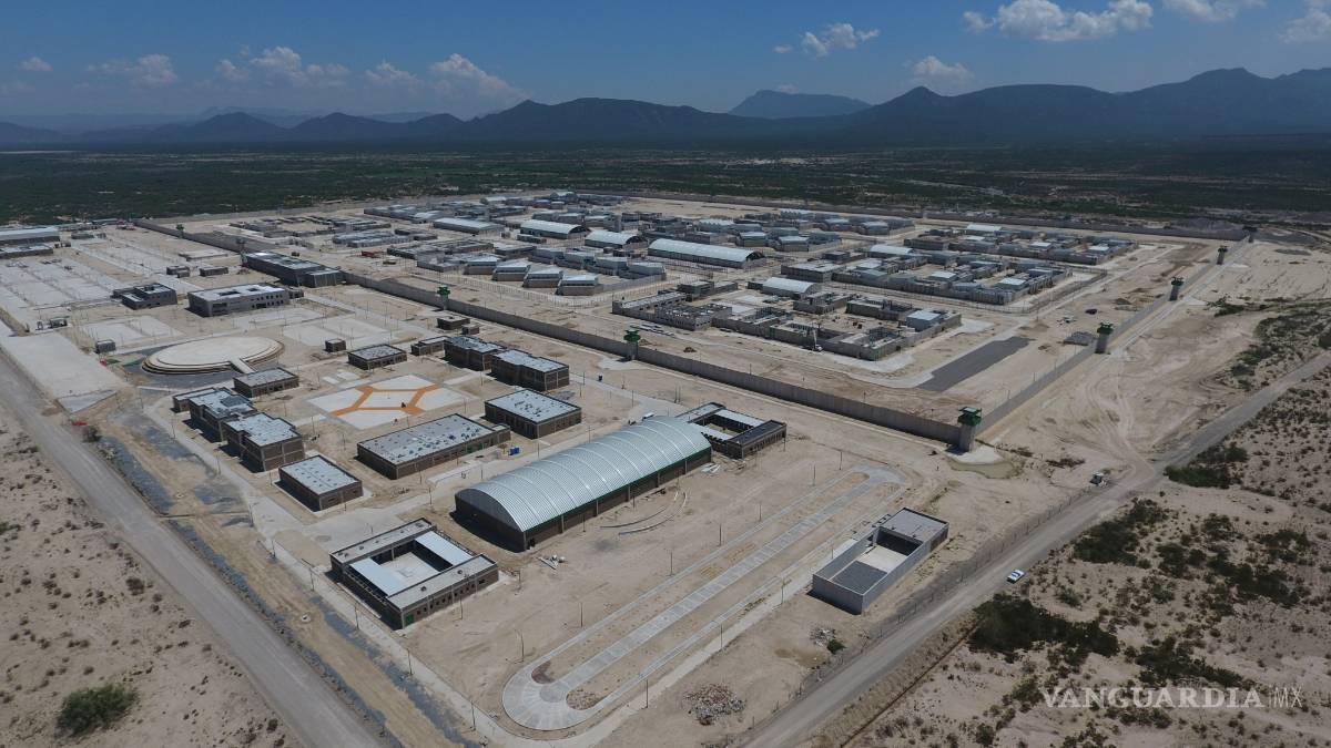 $!Albañiles levantan los muros del CEFERESO, desde su propia cárcel