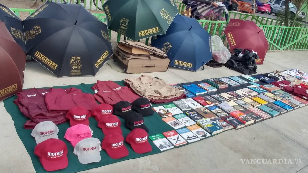 $!Libros, gorras y peluches de AMLO....desde los 50 pesos hasta los 500