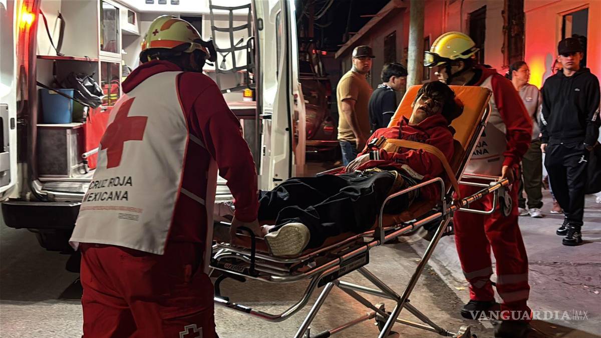 $!Paramédicos de la Cruz Roja trasladaron al joven al Hospital Universitario tras la brutal agresión.