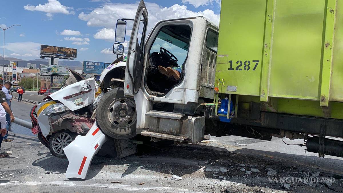 $!Los conductores de ambos transportes fueron trasladados a hospitales.