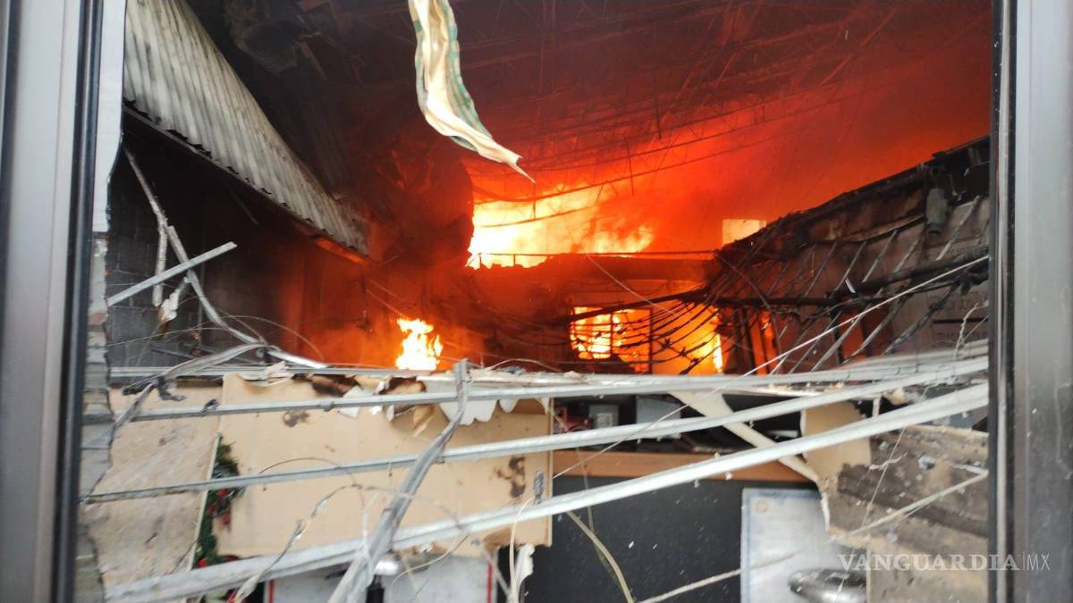 Incendio en bodegas deja evacuados y un hombre lesionado, en Nuevo León