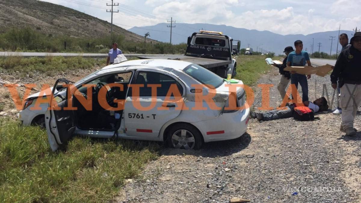 Pasajero asusta a taxista y lo hace volcar en Saltillo