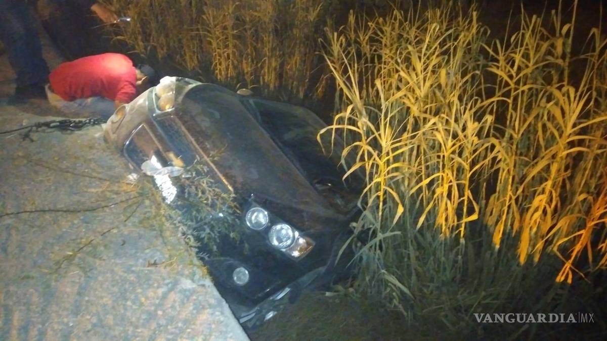 Pierde el control de su auto y vuelca en el Colosio de Saltillo