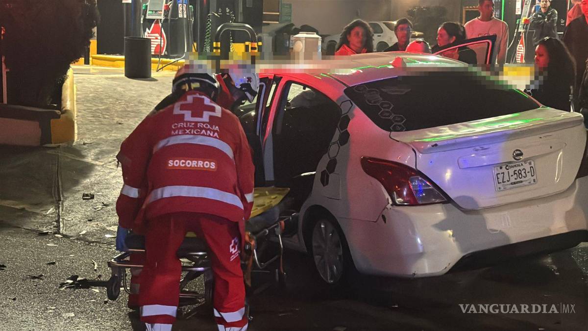 $!Verónica, conductora de taxi por aplicación, fue trasladada a la clínica del IMSS tras el choque con una camioneta Land Rover.