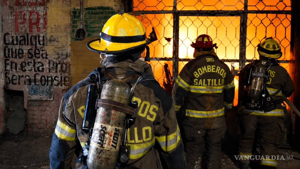 $!Los bomberos utilizaron equipo de respiración autónoma durante las labores para combatir el fuego.