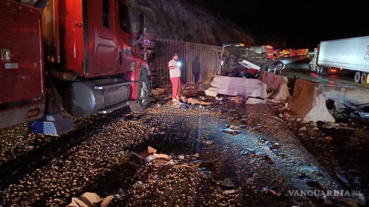 $!Parte de la carga quedó esparcida entre las barreras de concreto.