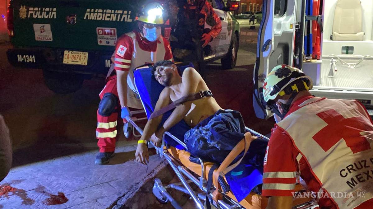 $!Las diferentes corporaciones de seguridad acordonaron el área ubicada a un costado del Palacio de Gobierno mientras se brindaba atención médica al lesionado y se realizaban las primeras diligencias.