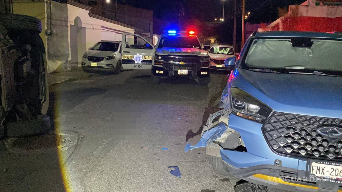 $!La Chirey estacionada salió proyectada hasta la banqueta debido a la fuerza del impacto.