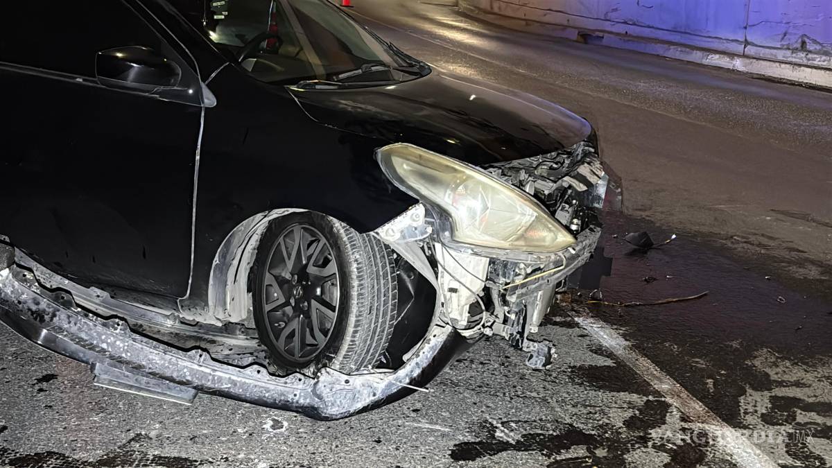 $!El conductor perdió el control al salir de un paso deprimido a la altura de Valle Dorado.