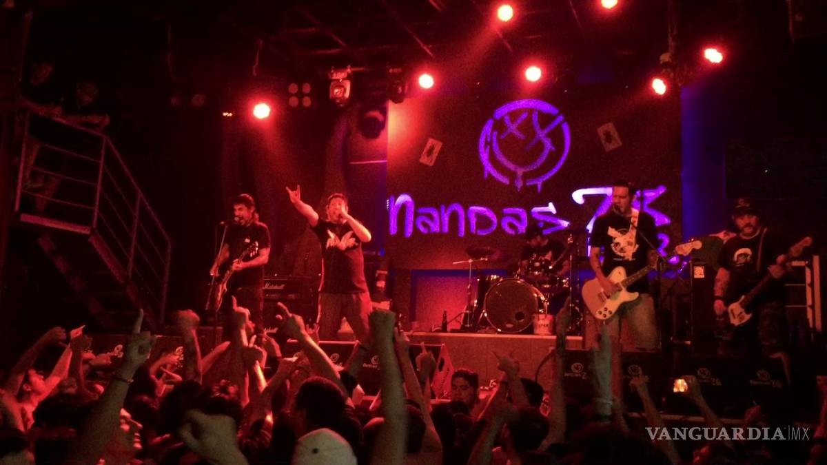 $!Los 'pibes' del barrio la rompen; 2 Minutos hizo vibrar a Saltillo con punk-rock