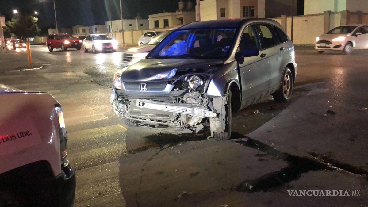 $!Saltillo: no respeta señalización y choca, frente a la UANE