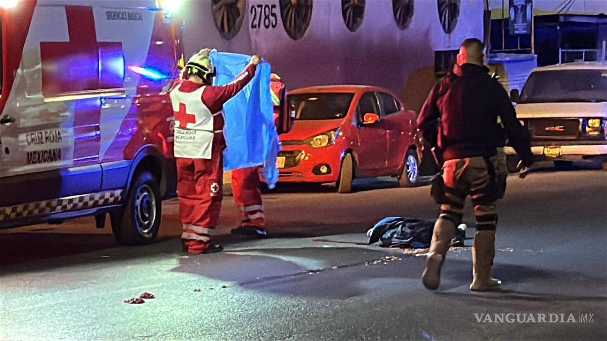 $!El cadáver del hombre atropellado fue levantado por personal del Servicio Médico Forense, mientras elementos de la Policía Municipal aseguraban la zona.