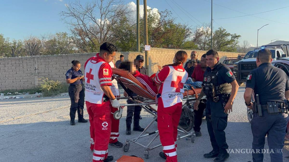 $!Paramédicos de la Cruz Roja acudieron a uno de los puntos donde se reportaron personas lesionadas tras los percances.