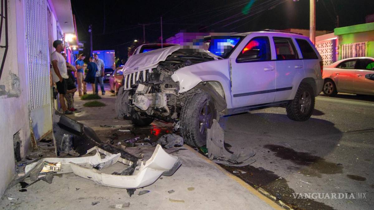 $!Elementos de Tránsito Municipal acudieron al sitio para tomar conocimiento del accidente y coordinar las maniobras correspondientes tras los daños ocasionados en la colonia Zaragoza.
