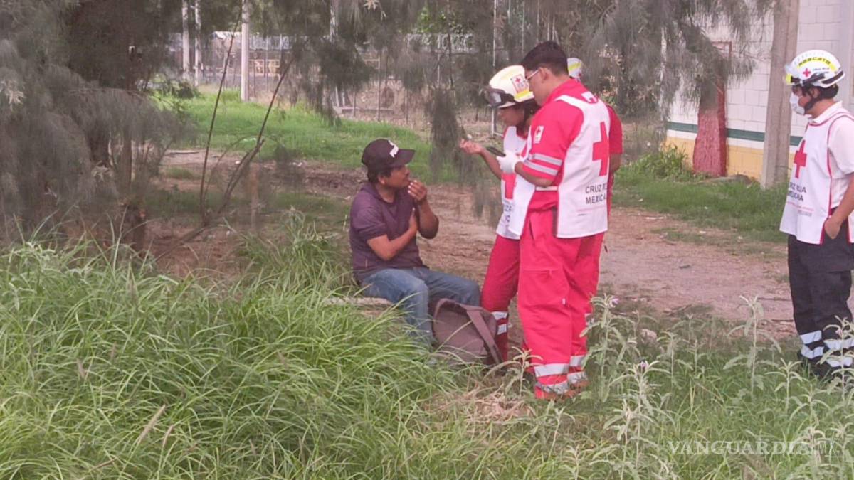 $!Paramédicos de la Cruz Roja confirmaron que el hombre solo estaba bajo los efectos del alcohol.