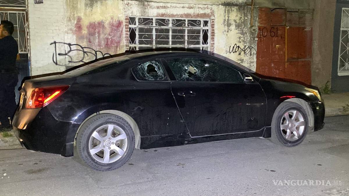 $!El Nissan Altima presentó afectaciones en el parabrisas y dos ventanas laterales tras la agresión.
