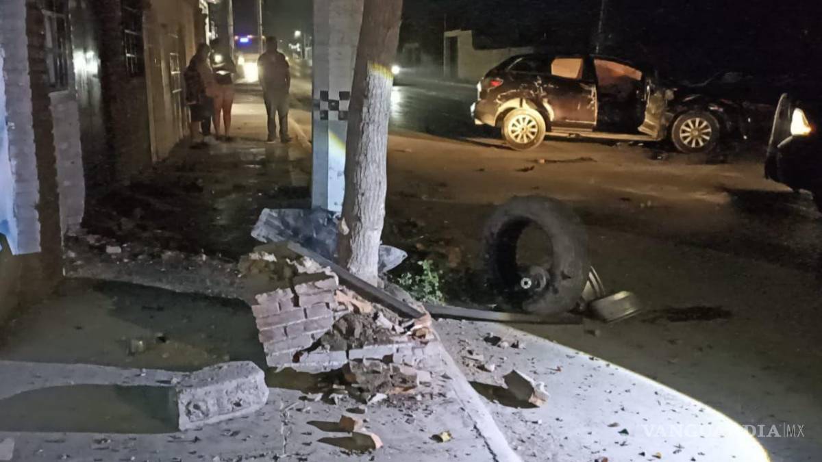 $!La volcadura provocó daños a una jardinera y a la base de un árbol en la vía pública.
