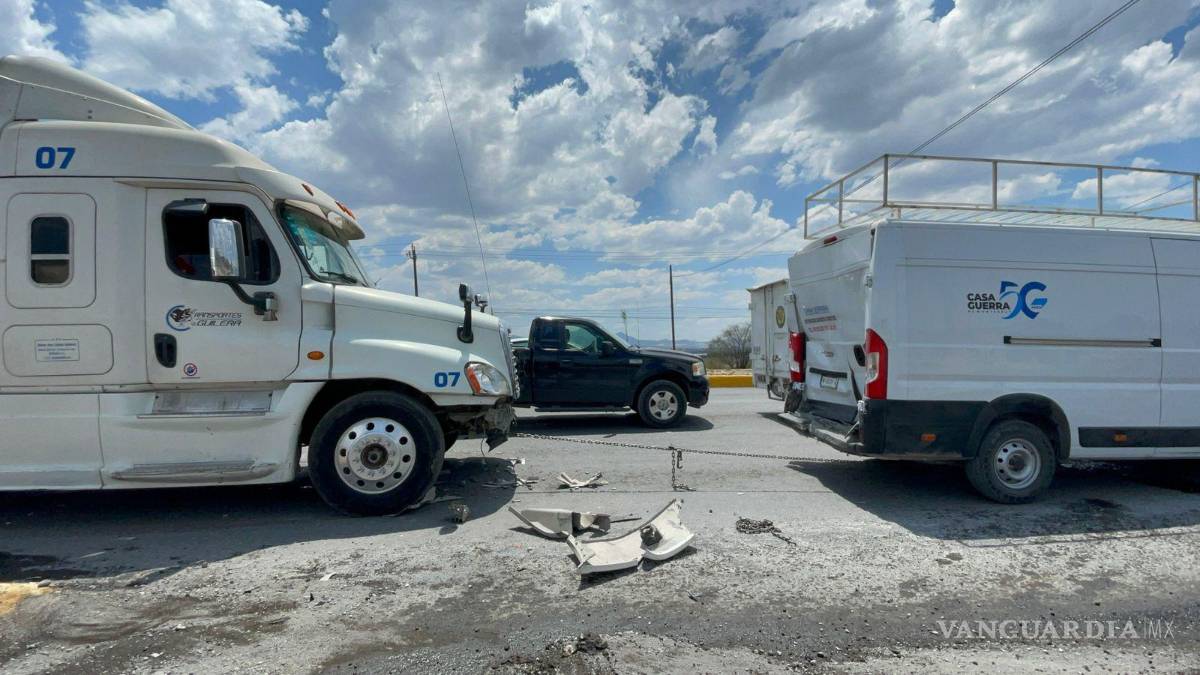 $!Las labores de limpieza incluyeron el uso de material absorbente debido al derrame de diésel en la zona del accidente.