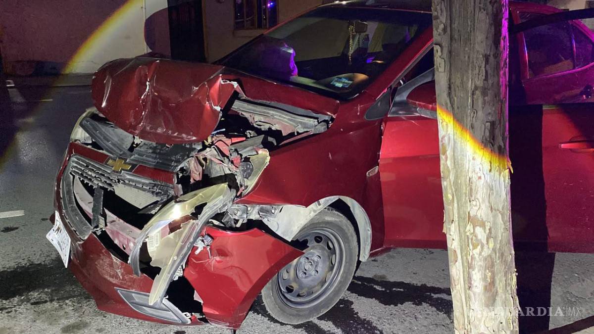 Saltillo: Abandona su auto tras chocar contra camioneta en la Topo Chico