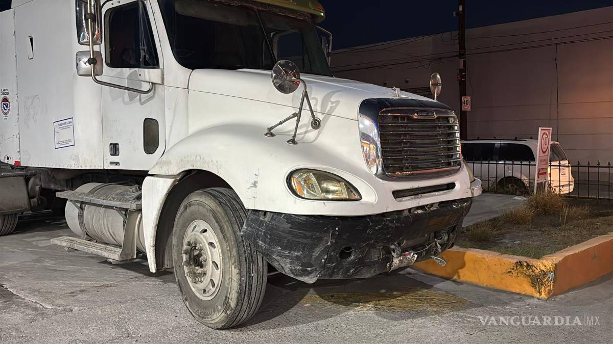 $!El tráiler presentó daños menores y su conductor resultó ileso.