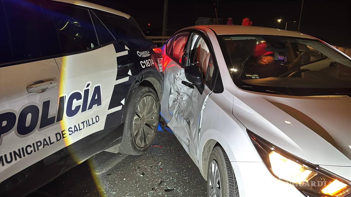 $!Mientras se abanderaba el accidente, un taxi por aplicación tipo Nissan chocó contra la patrulla, aunque no se reportaron personas lesionadas.
