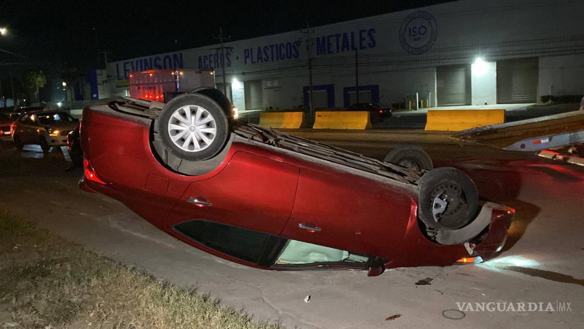 $!Testigos del accidente solicitaron apoyo al sistema de emergencias 911 después de observar cómo el automóvil Nissan perdió el control y volcó tras chocar contra otro vehículo sobre una transitada vialidad.