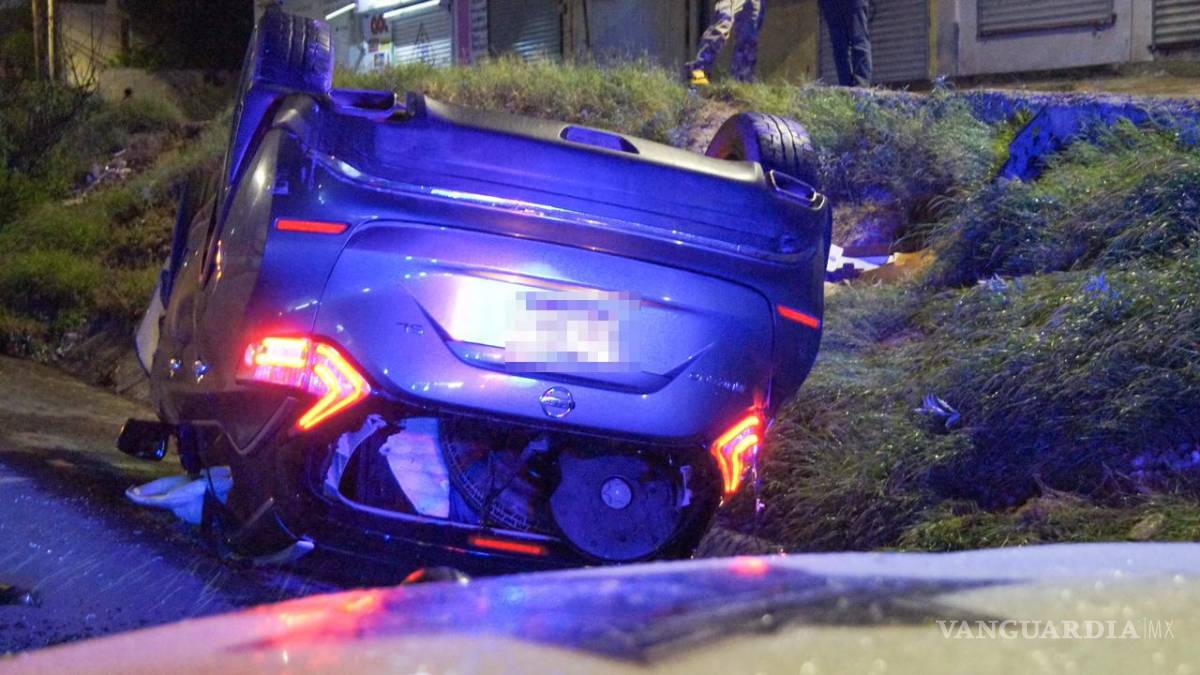 $!Dos ocupantes quedaron en el sitio luego de que el conductor huyó a pie.
