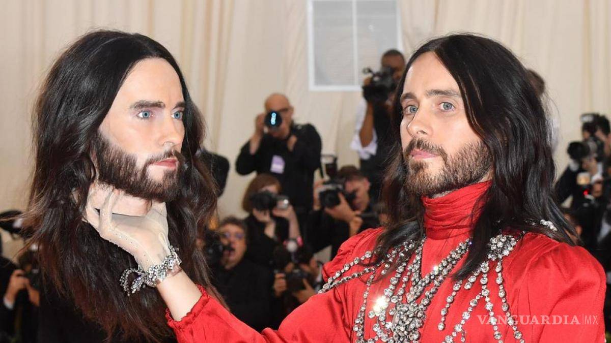 $!Con este look en la Met Gala muchos usuarios lo compararon con la imagen religiosa. En ese mismo año comenzó sus actividades como “mesías”.