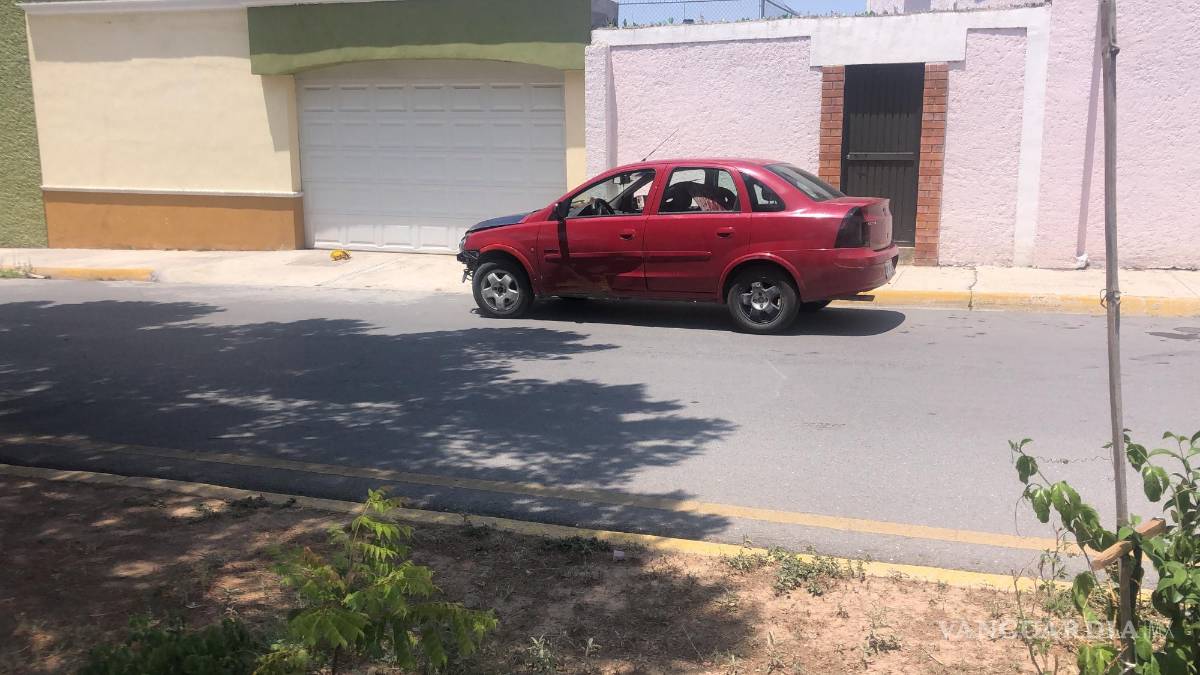 Choca contra barrera metálica por ir a exceso de velocidad