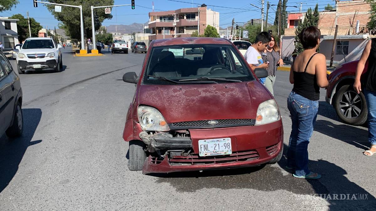La chocan por ignorar semáforo en Valdés Sánchez y Chiapas de Saltillo
