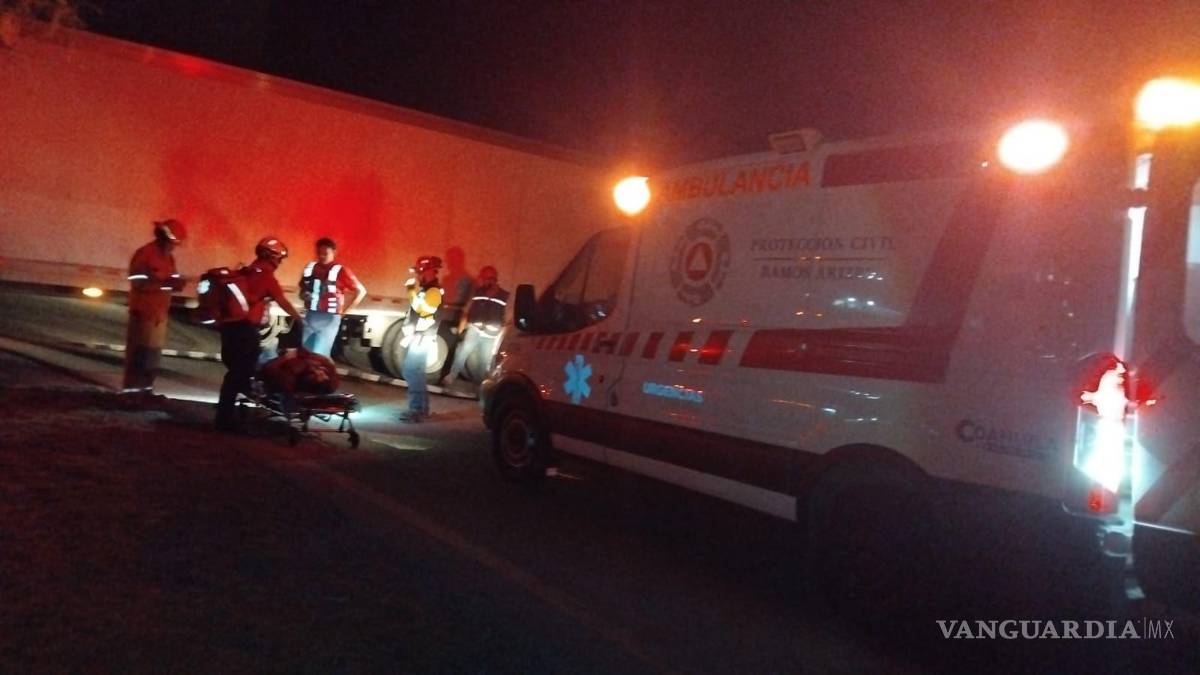 $!El conductor fue trasladado a la Clínica Número 2 del IMSS para recibir atención médica.
