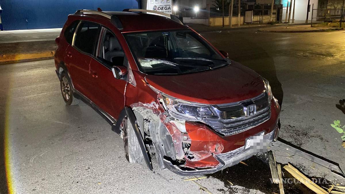 Amanece sin conductor camioneta que derribó poste en Saltillo
