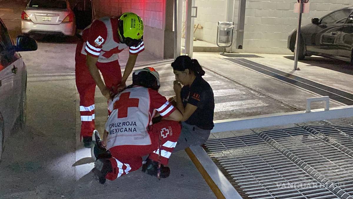$!Tras el colapso del portón, la mujer fue derribada al suelo y sufrió un golpe en la cabeza, aunque un vehículo estacionado en el sitio amortiguó parcialmente el impacto de la estructura metálica.