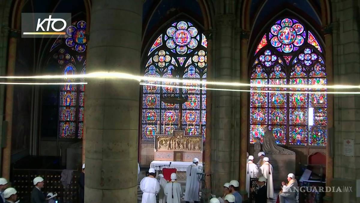 $!Con cascos y puertas cerradas celebran primera misa en Notre Dame tras incendio