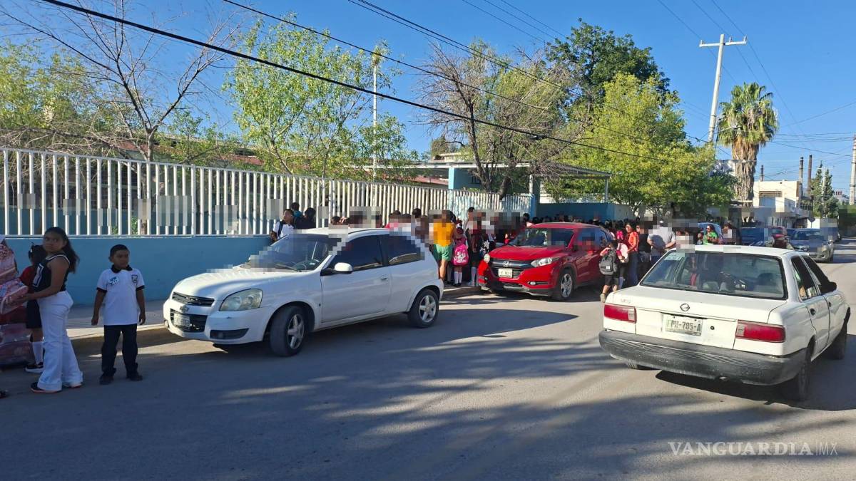 $!Cierran padres de familia la escuela Apolonio M. Avilés en Monclova por falta de energía eléctrica